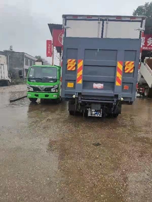 Le camion a monté l'ascenseur de queue pour la charge et décharge des marchandises