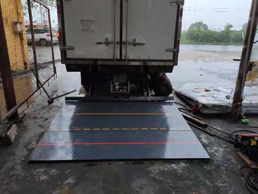 Le camion a monté l'ascenseur de queue pour la charge et décharge des marchandises