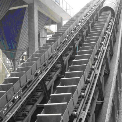 Angles élevés centraux continus de pente d'ascenseur de seau à chaînes