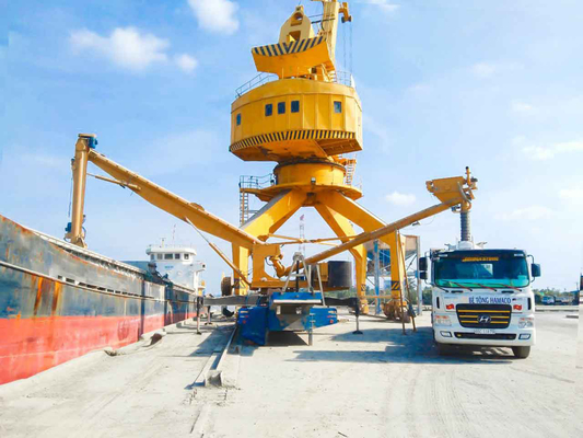 Déchargeur de bateau de vis d'acier au carbone de 300 t/h pour le navire déchargeant le ciment