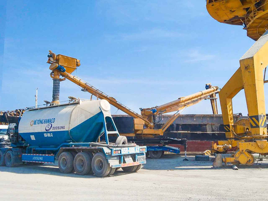 Déchargeur de bateau de vis d'acier au carbone de 300 t/h pour le navire déchargeant le ciment